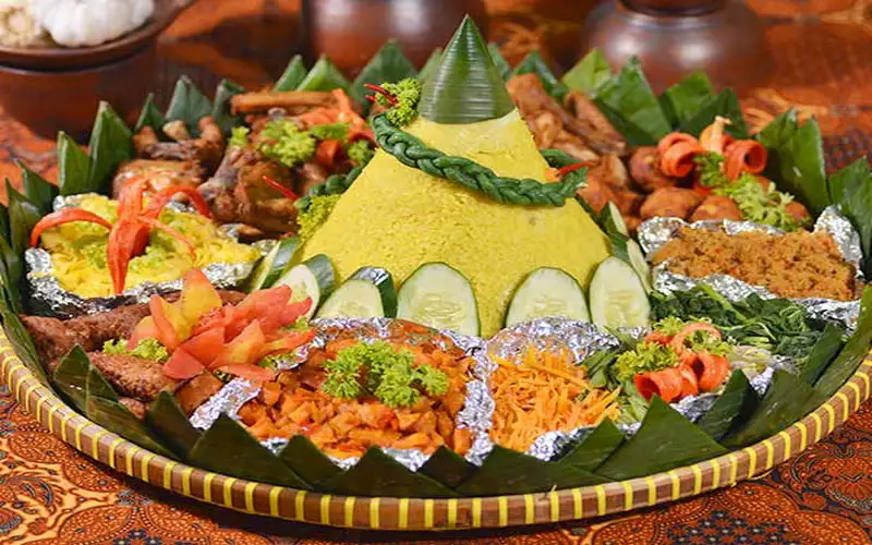 Menikmati Kelezatan Nasi Tumpeng, Surga Kuliner Indonesia!