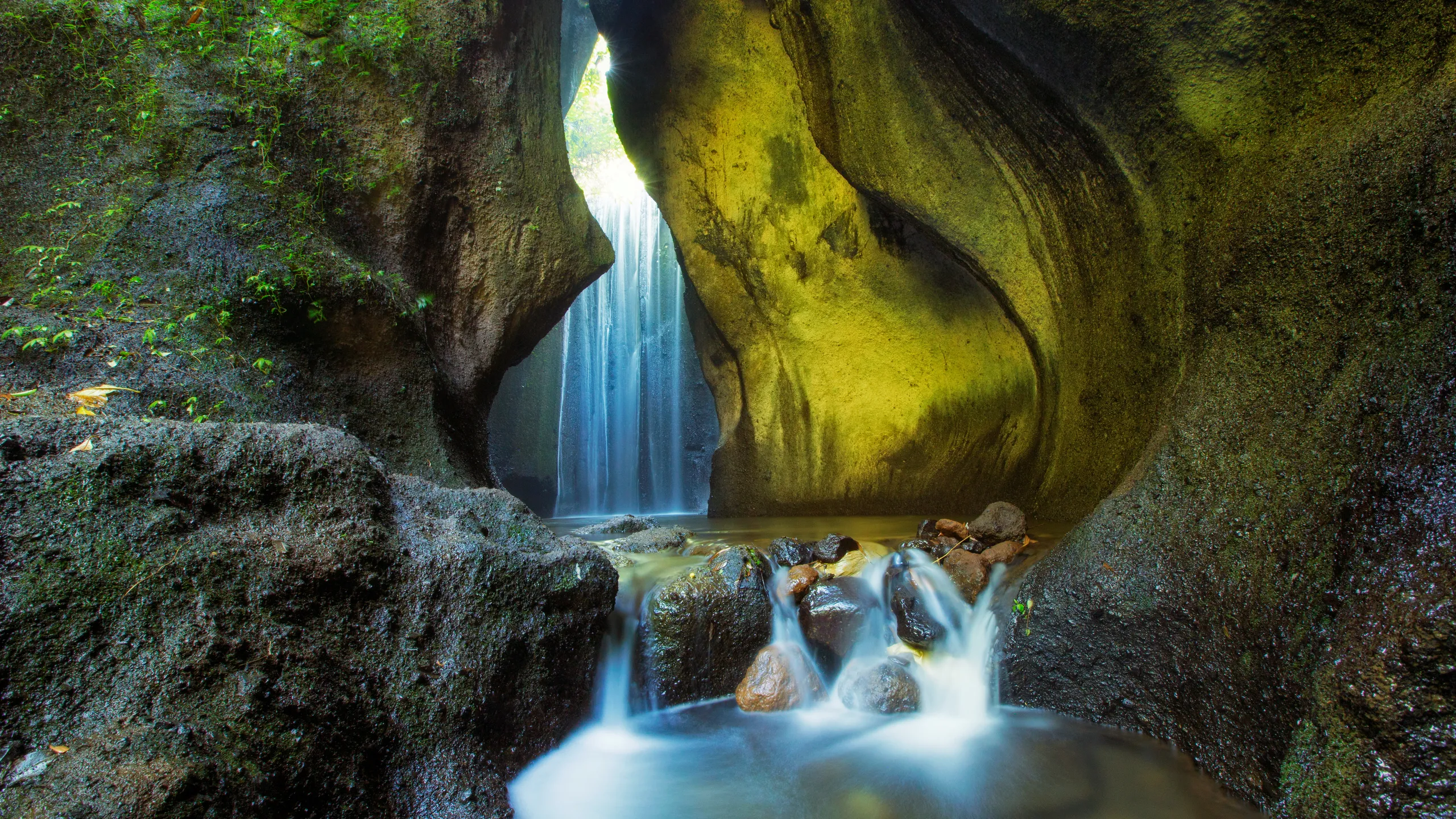 Terpesona oleh Keindahan Air Terjun Tukad Cepung!