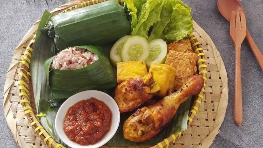 Membuat Nasi Timbel Khas Sunda yang Mengunggah Selera.