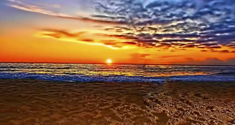 Sunset di Sanur Bali: Langit dan Laut Menyatu dalam Lukisan Alam